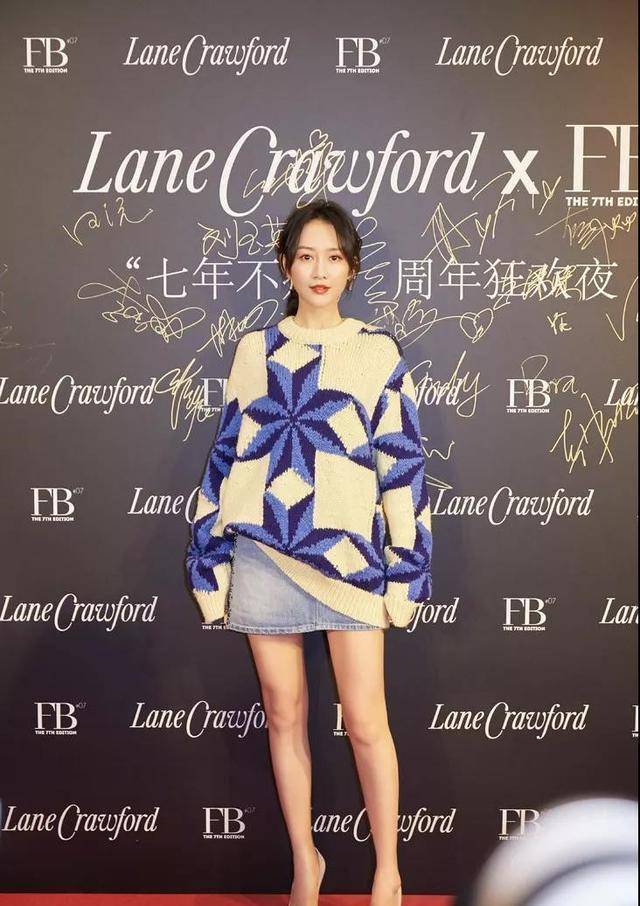 王鸥 王鸥瘦骨如柴？宝石绿套裙完全撑不起来啊，网友：还是胖点好！