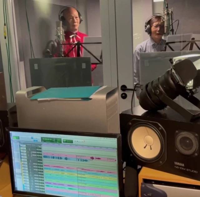 紫色汪明荃跟粉丝合影，脸色枯黄难掩老态，但原生态的74岁还很漂亮！