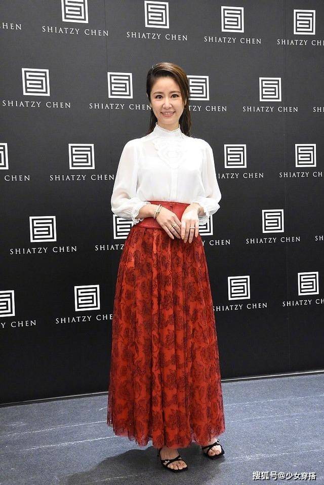 感觉 林心如在台北出席活动，白衬衫搭红色蓬蓬长裙，腰却瘦一圈