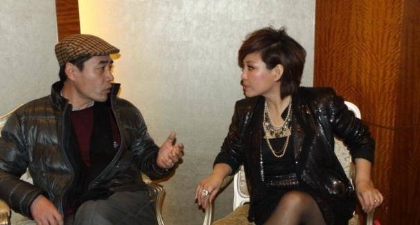 什么|李静翻看唐嫣包包，拿起一支口红就往嘴上涂，一旁唐嫣脸色都变了