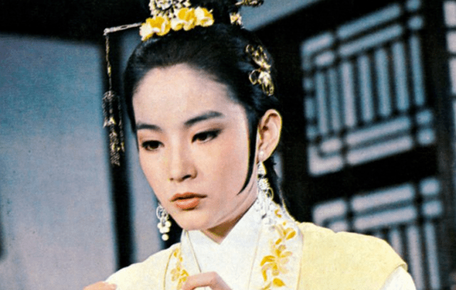 因为|原本她才是导演中意的许仙，却因片酬太少而拒演，最终成全了叶童