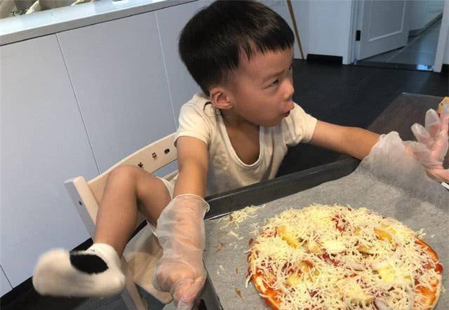 吴京|谢楠带孩子探班吴京，晒一家三口背影照幸福甜蜜