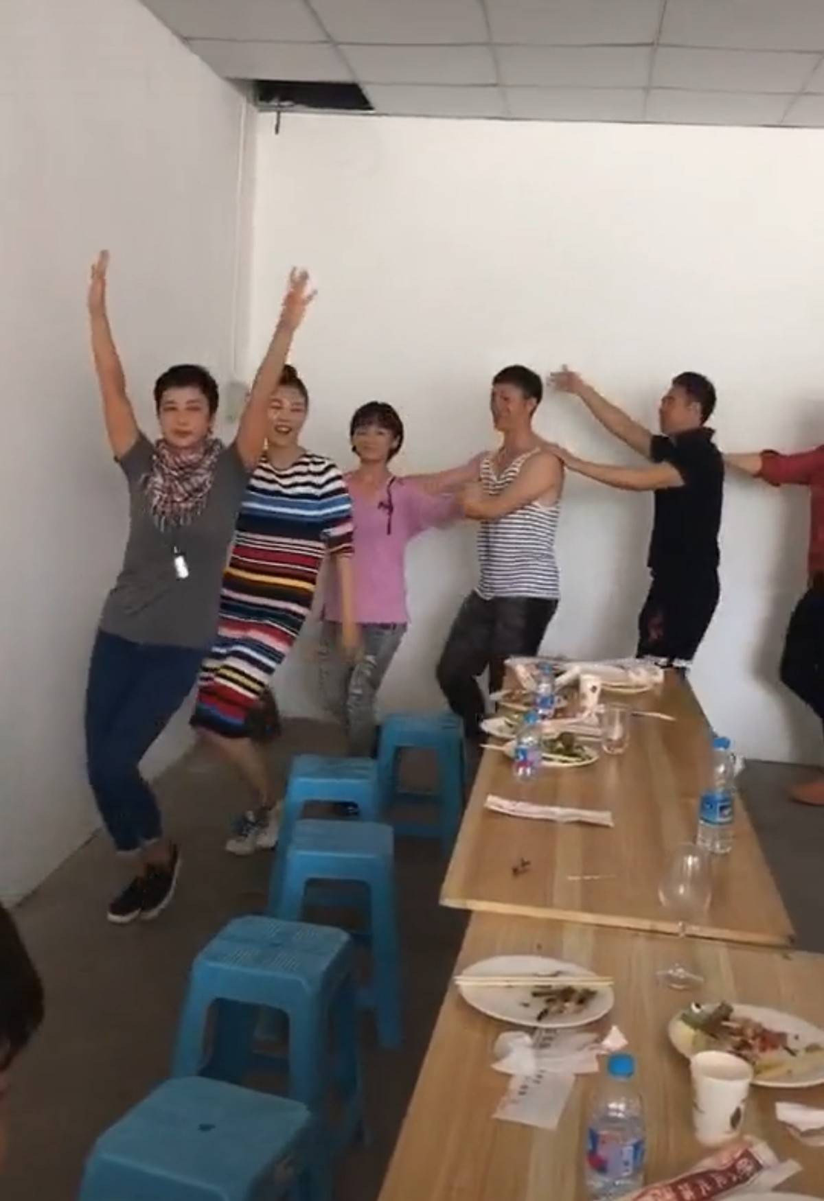 西餐|蒋雯丽豪气请剧组吃西餐，饭后与马诗红等人共舞，55岁身材无赘肉