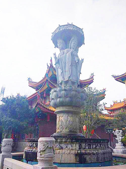 厦门天竺岩寺里的石雕四面观音为什么都是石雕滴水观音像