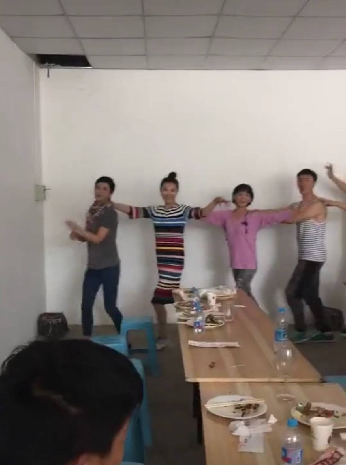 西餐|蒋雯丽豪气请剧组吃西餐，饭后与马诗红等人共舞，55岁身材无赘肉