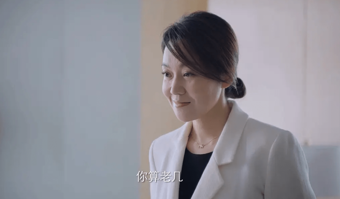 角色|闫妮当了17年的单亲妈妈，把女儿带进演艺圈，母女同演《突围》