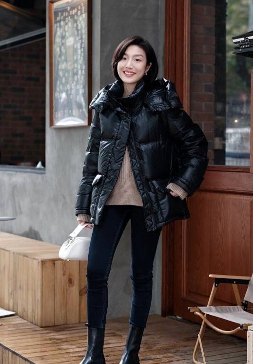 下半身 会“打扮”的女人，秋冬穿衣都选这3套羽绒服，保暖不说还时髦