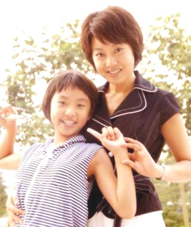 什么|风情女人闫妮，当了17年单亲妈妈，把女儿带进演艺圈，母女同演《突围》