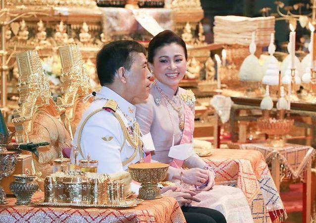 国王 泰国王后苏提达和国王丈夫同框，穿粉裙看着挺嫩，自带高贵气场