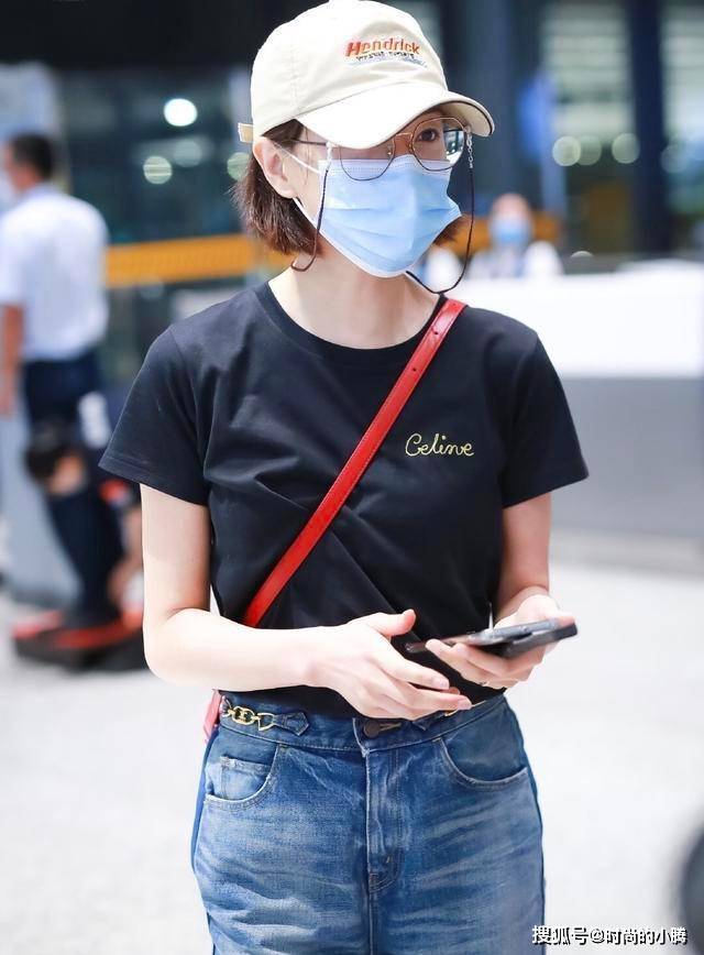 设计 万茜帅气有型，一身短袖西装连体裤简约又利落，气场A爆了