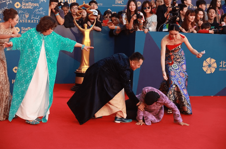 服装 方青卓真是优雅的奶奶，穿亮色服装好年轻，身材胖胖的看着好富态