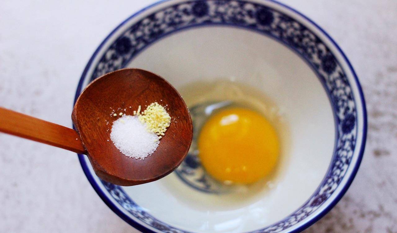 加入适量|早餐蛋饼新方法,不发面,不揉面。3分钟就出锅,软糯有层次