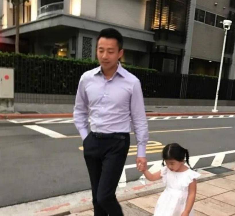 想象力|女儿奴汪小菲带女儿享受豪华早餐,网友:贫穷限制了我想象力