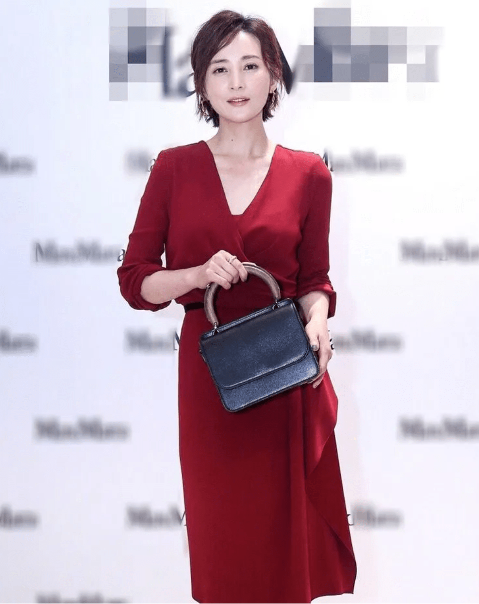 根据饱和度,红色也分为好几种,蒋勤勤的这条红色连衣裙准确的说是酒