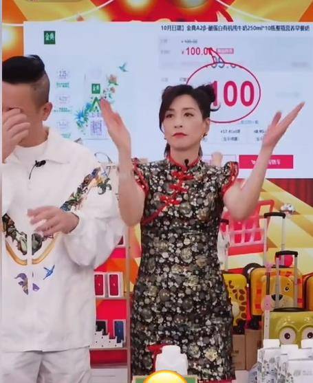 亲哥哥|陈小春现身张庭25亿大楼！两个保镖贴身跟随，直播跳舞一脸羞涩