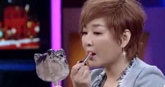 什么|李静翻看唐嫣包包，拿起一支口红就往嘴上涂，一旁唐嫣脸色都变了