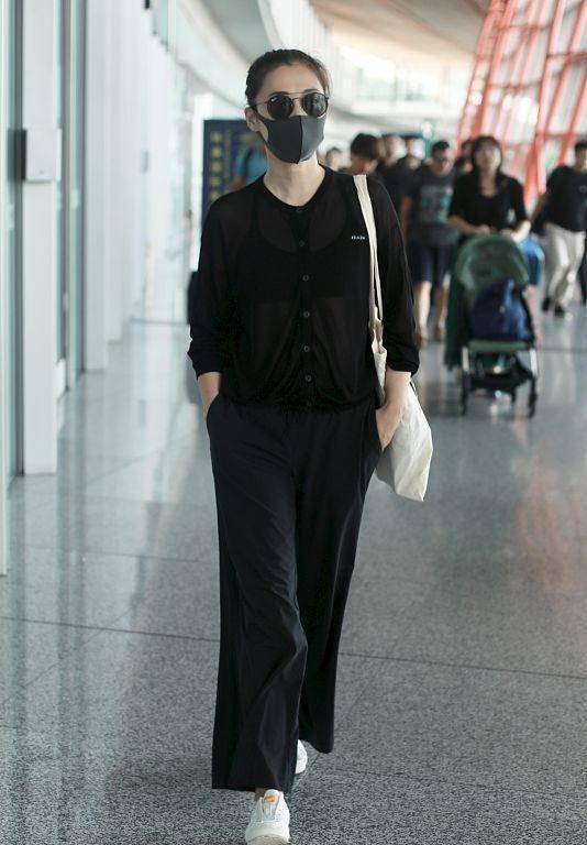 身材 梅婷瘦出“瓜子脸”太美了，穿衬衫配牛仔裙好洋气，年轻10岁