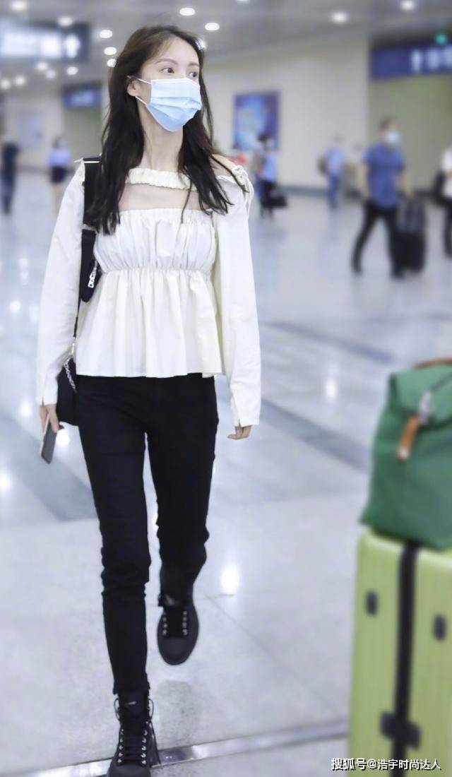 因为 金晨太可爱了,牛油果绿小上衣搭黑色碎花裙,活力满分