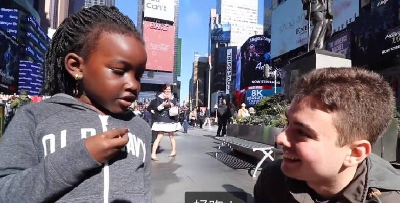 因为|老外品尝中国小零食,吃完后瞬间成为超级粉丝:我要去中国买!