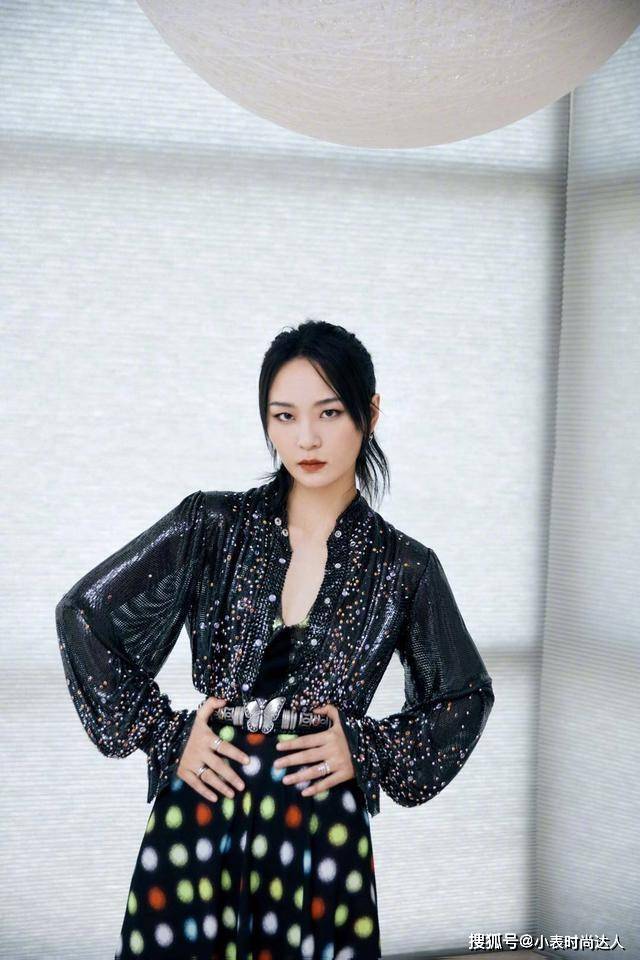 周笔畅 周笔畅温柔造型也很美,宫廷风红色礼服裙,复古又优雅