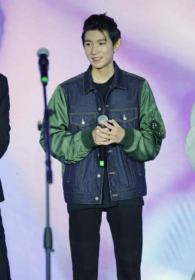 服装 王源越来越有型男范儿了，穿着牛仔夹克好帅气，没啥少年感了