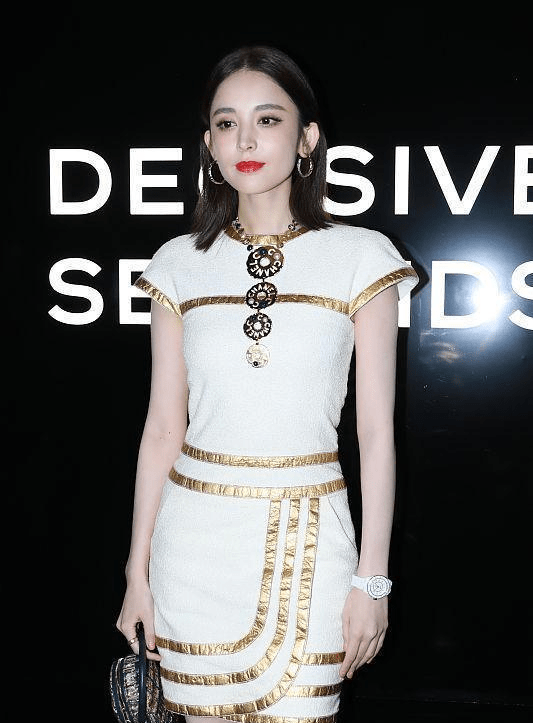 设计 古力娜扎的身材比例太高级了,穿收腰鱼尾裙显腿长,美真是天生的