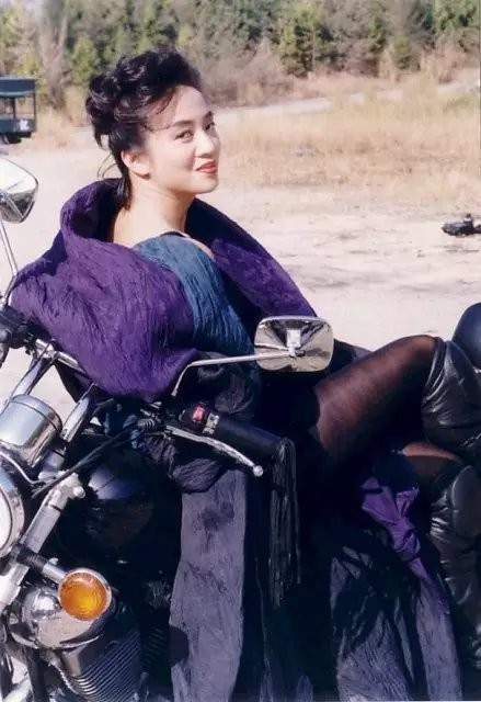 因为|让张艺谋冯小刚怀念，让梁家辉哽咽，梅艳芳是一个时代的传奇