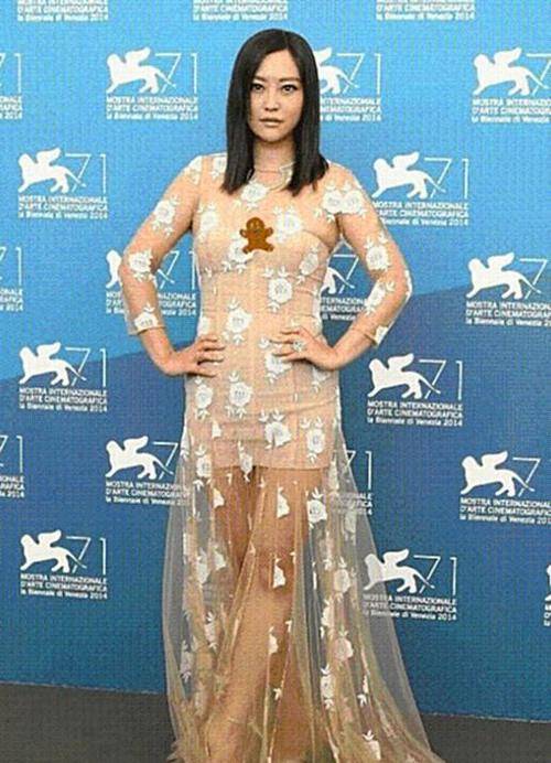 黑色 郝蕾这回造型太成功,穿西装配过膝长靴,泡面头洋气又减龄