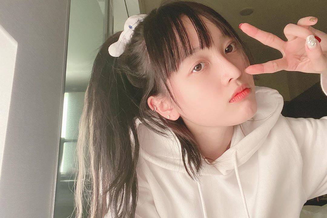 马尾 女明星素颜晒自拍，张雪迎睡衣加外套，吴宣仪马尾配卫衣！
