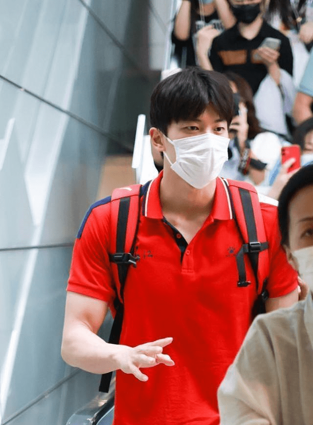 色彩 运动员的气质真是没得比，汪顺穿POLO衫也有活力，气质挺耐看的