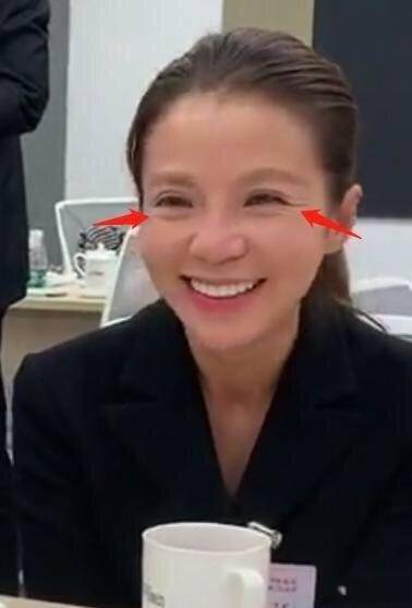 直播没开美颜直播的朱迅，满脸皱纹皮肤松弛的特真实，是老阿姨！