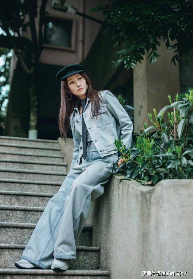 元素 杨钰莹不愧是“活久见”,穿牛仔套装配贝雷帽,不说以为只有20岁