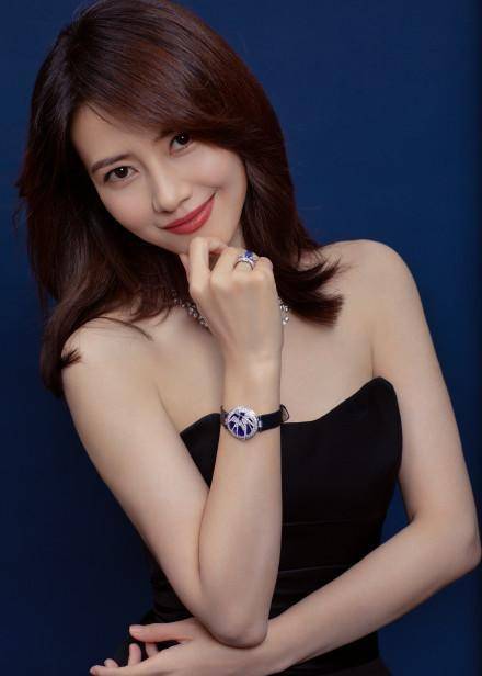 黑色 42岁高圆圆换造型风格了,穿黑色抹胸连体裤飒爽大气,与张艺兴同框养眼