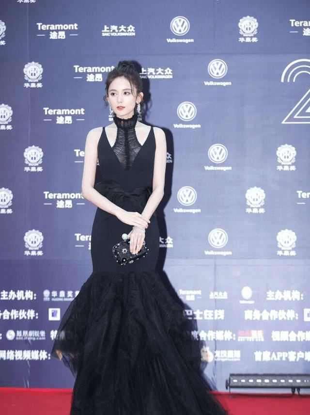 设计 古力娜扎的身材比例太高级了,穿收腰鱼尾裙显腿长,美真是天生的