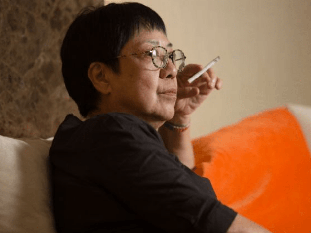 因为|许鞍华因《第一炉香》被质疑，却不知她一生奉献给电影，一生未婚