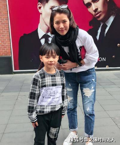 卫衣 外套是长款厚羽绒服，帽子加毛适合女孩子穿，帽子去毛适合男孩子