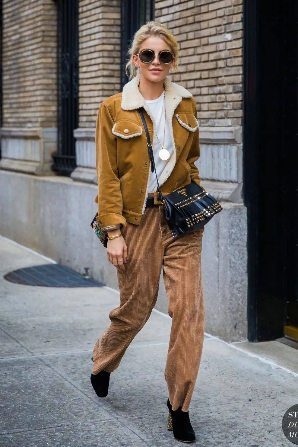 灯芯绒 别再穿高跟鞋了,奶奶裤+短靴才是今年秋冬最流行!