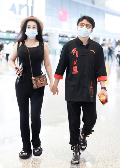 黑色 冉莹颖身材穿黑衣也遮不住，标准的“欧美”身材，走在机场好抢镜