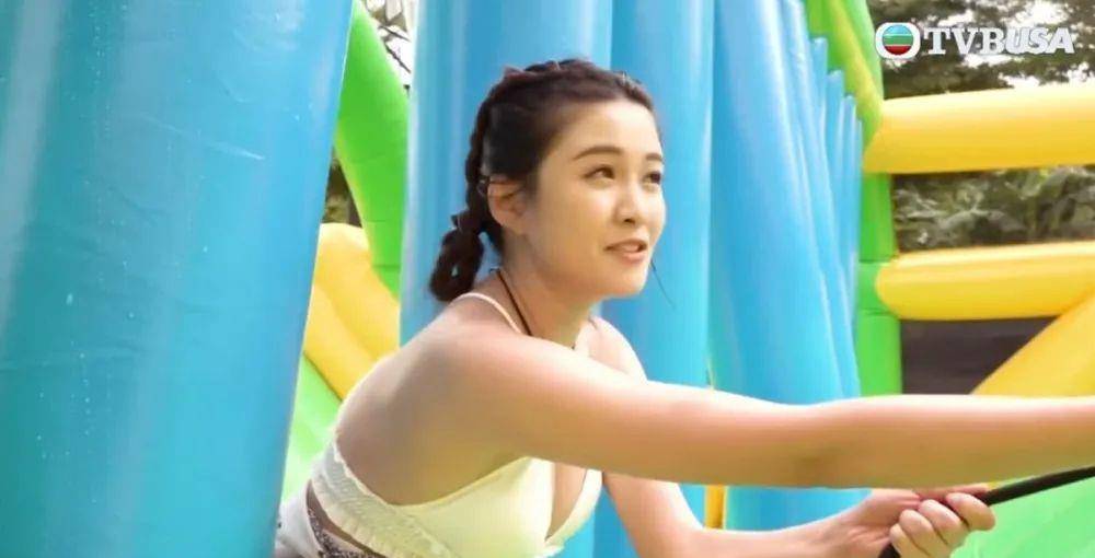 Fatman|TVB小花穿比坚尼上节目晒身材！自认係Fatman 丝巾遮肚却更显圆润？