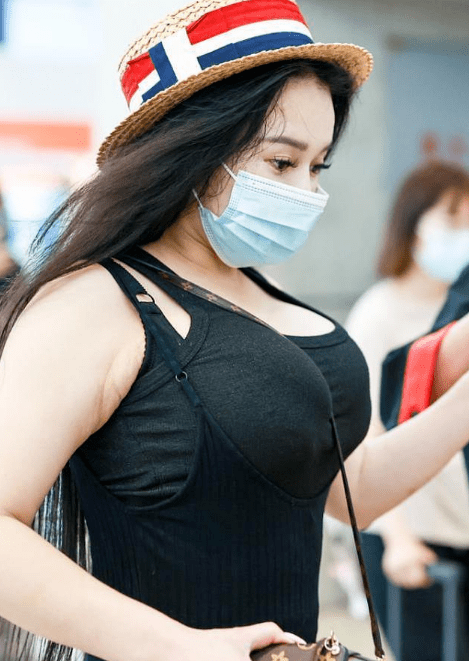 黑色 冉莹颖身材穿黑衣也遮不住，标准的“欧美”身材，走在机场好抢镜