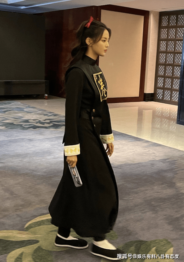 古风|杨超越:古风侠女造型曝光!手机壳竟然是沈腾的照片?太搞笑了