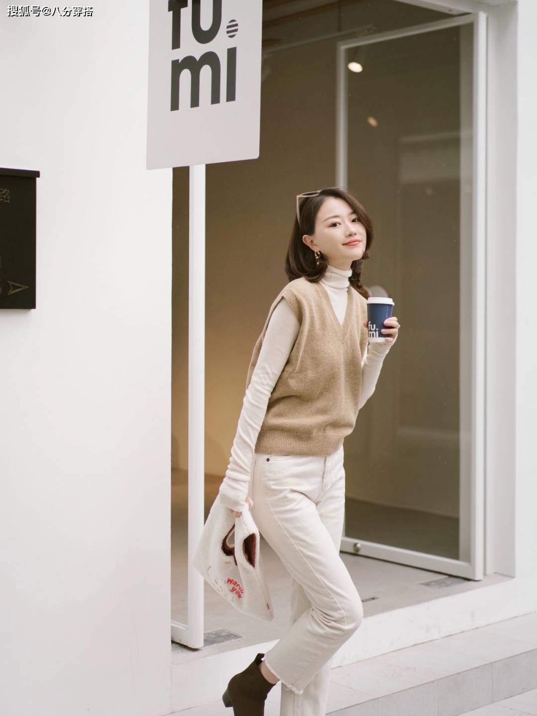 黑色 冬天“背心叠穿”时髦又保暖,记住这几个技巧,轻松美出高级感