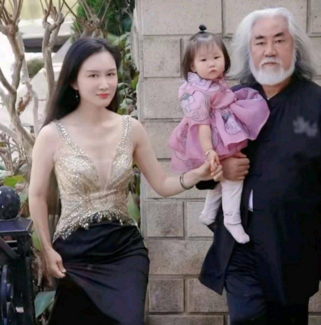 原创老夫少妻!张纪中和他的小娇妻太甜蜜