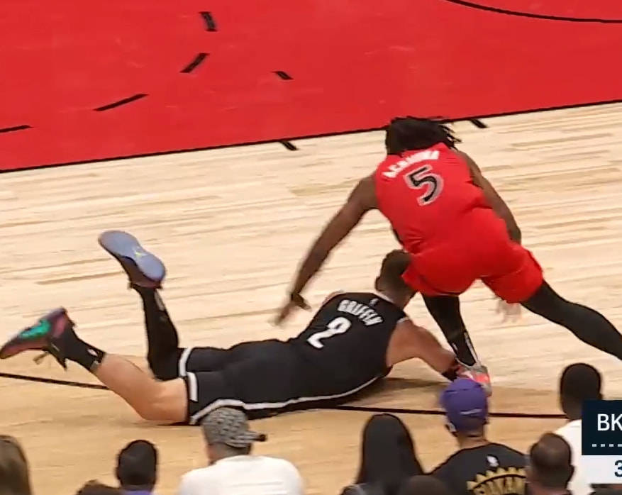 原创太拼了格里芬鱼跃救球在地上滑行3米才停下轰14113真划算