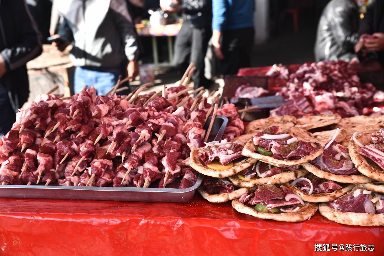 新疆最大的牛羊交易市场，这里最大的一头牛3万元你们觉得贵吗