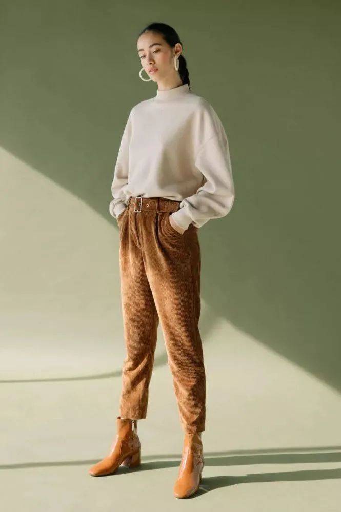 灯芯绒 别再穿高跟鞋了,奶奶裤+短靴才是今年秋冬最流行!