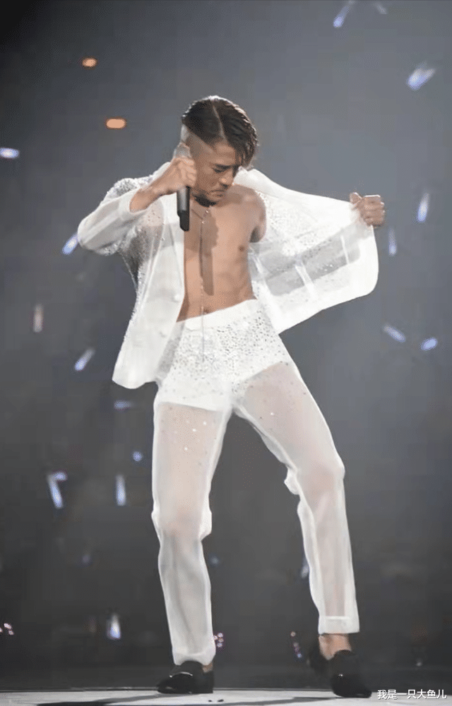 郭富城 明星造型能有多奇葩！刘德华露背装领先时代，陈奕迅有点辣眼睛