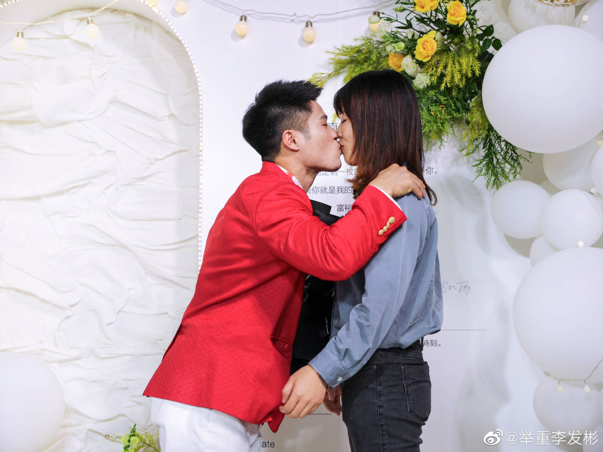 正果|举重奥运冠军求婚笑开花，相恋8年的女友激动落泪，两人甜蜜接吻