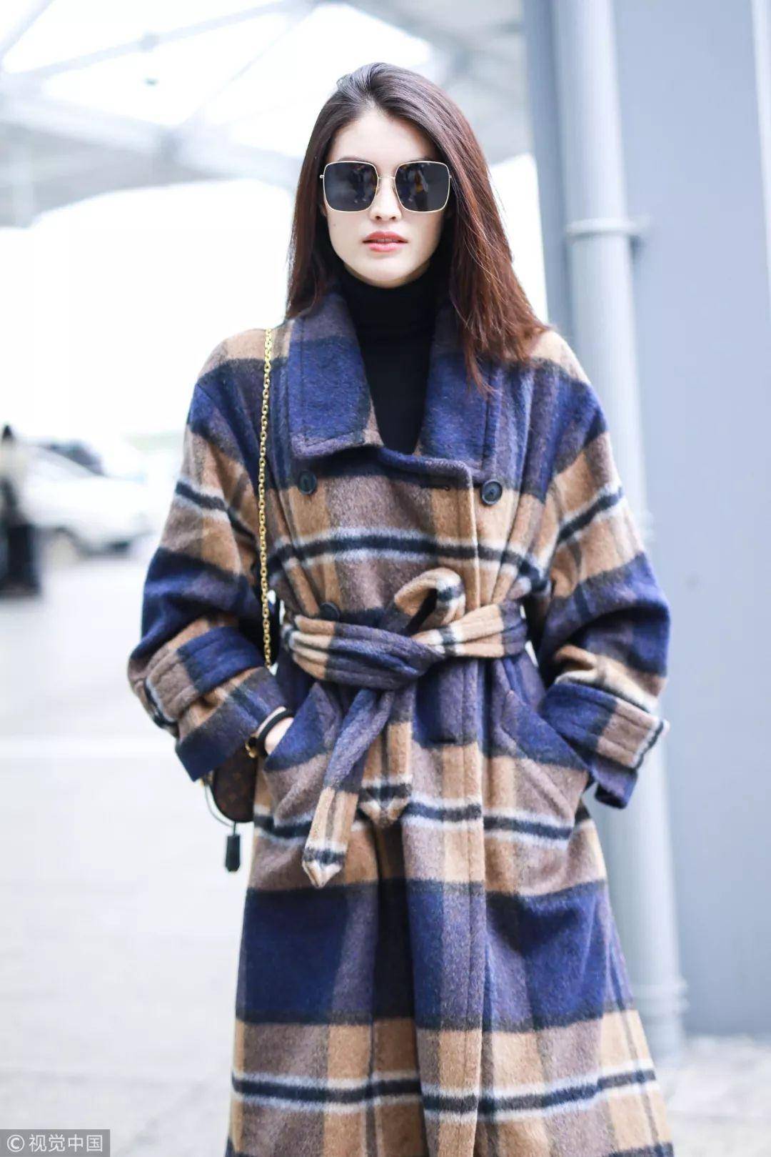 同学 杨幂张小斐10年同学，还记得张小斐春晚火了的那件大衣吗？