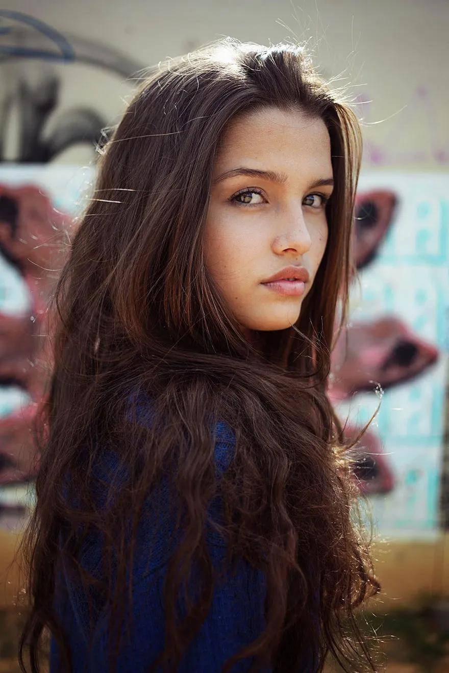 因为她走遍世界60多个国家,拍下500位美女,每一位都令人惊艳